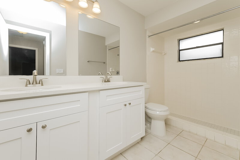 2,465/Mo, 4617 Parkway Blvd Land O Lakes, FL 34639 Main Bathroom View