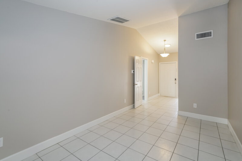 2,420/Mo, 3277 Fox Lake Dr Tampa, FL 33618 Living Room View 2