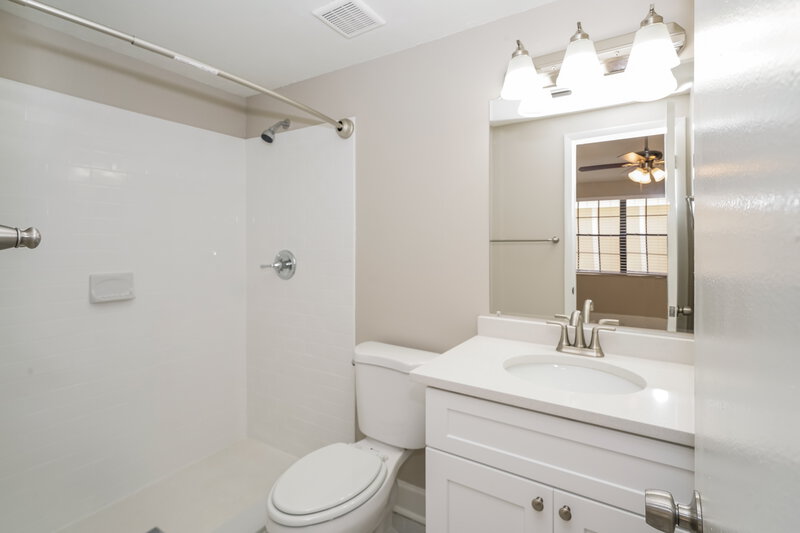 2,420/Mo, 3277 Fox Lake Dr Tampa, FL 33618 Main Bathroom View