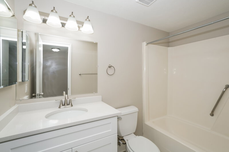 2,420/Mo, 3277 Fox Lake Dr Tampa, FL 33618 Bathroom View 2