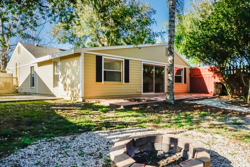 2,420/Mo, 3277 Fox Lake Dr Tampa, FL 33618 Rear View