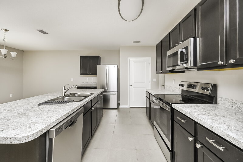4,040/Mo, 10117 Mangrove Well Rd Ruskin, FL 33573 Kitchen View