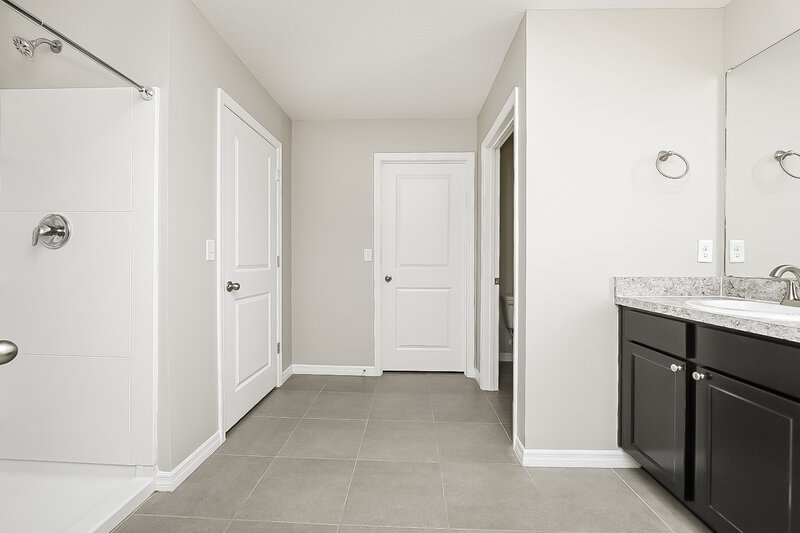 4,040/Mo, 10117 Mangrove Well Rd Ruskin, FL 33573 Main Bathroom View