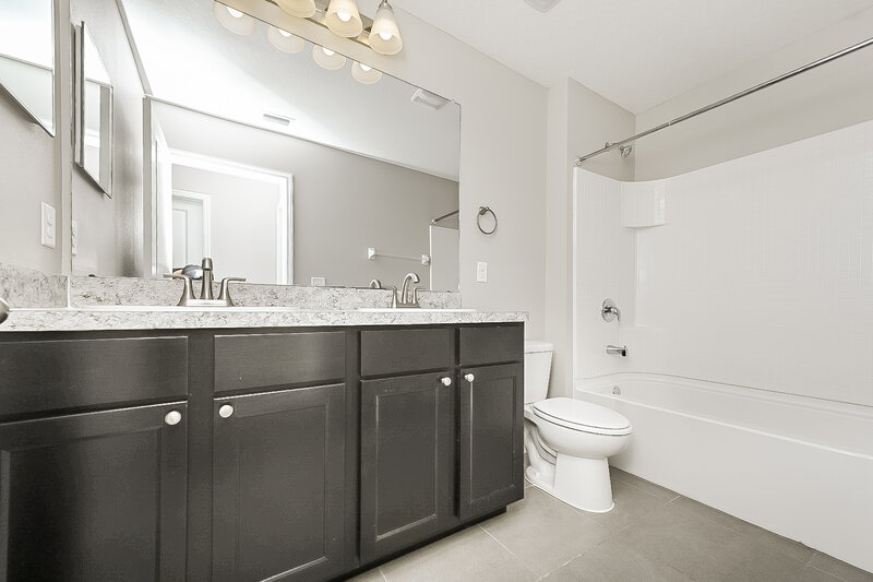 4,040/Mo, 10117 Mangrove Well Rd Ruskin, FL 33573 Bathroom View
