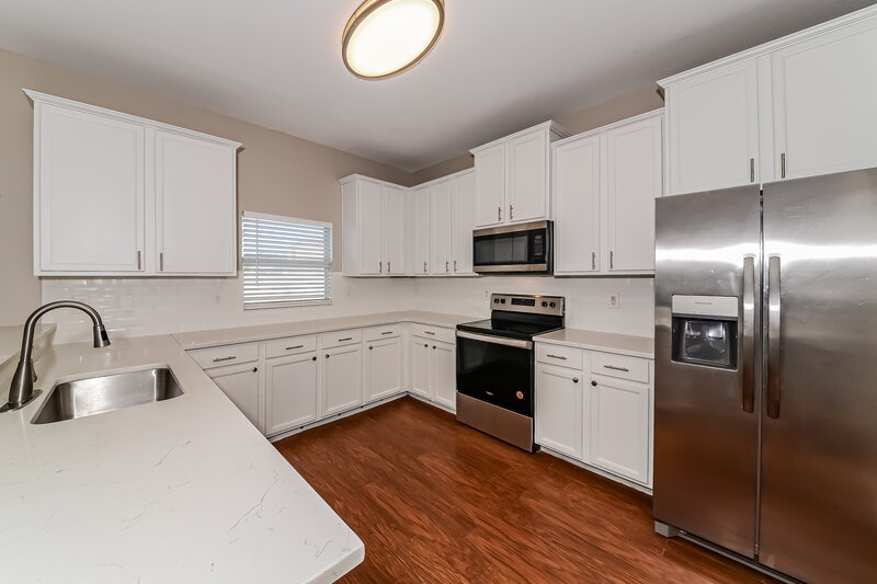 4,170/Mo, 608 19th St NW Ruskin, FL 33570 Kitchen View 2