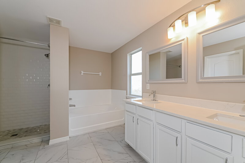 4,170/Mo, 608 19th St NW Ruskin, FL 33570 Main Bathroom View