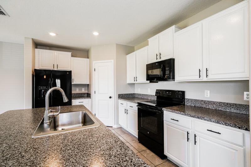 4,410/Mo, 15423 Dark Star Ln Ruskin, FL 33573 Kitchen View