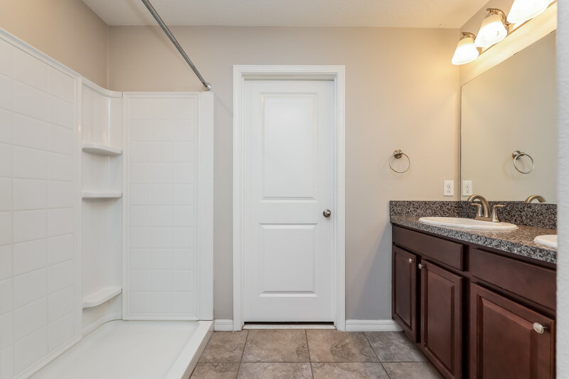 2,425/Mo, 15423 Dark Star Ln Ruskin, FL 33573 Main Bathroom View