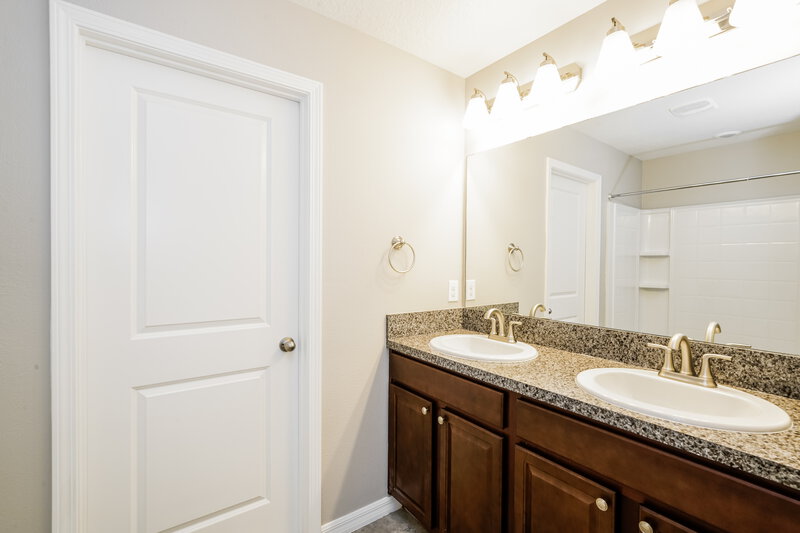 4,410/Mo, 15423 Dark Star Ln Ruskin, FL 33573 Main Bathroom View