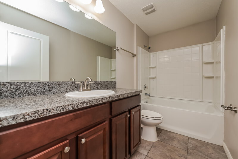 2,425/Mo, 15423 Dark Star Ln Ruskin, FL 33573 Main Bathroom View 2