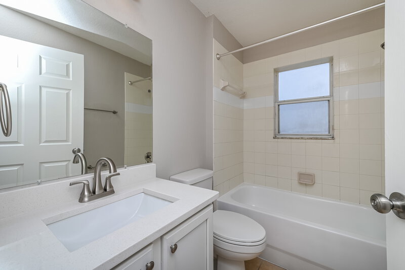 2,225/Mo, 17343 Mint Leaf Ln Land O Lakes, FL 34638 Bathroom View