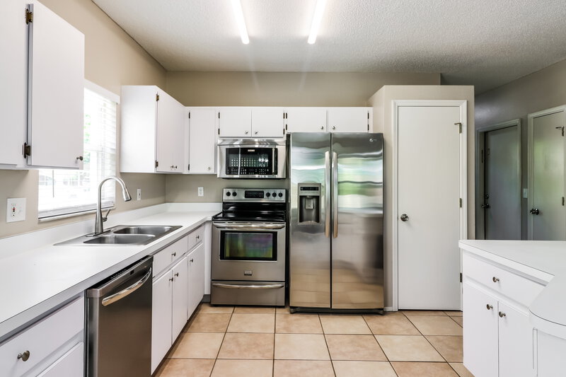 2,135/Mo, 5109 Corvette Dr Tampa, FL 33624 Kitchen View 2