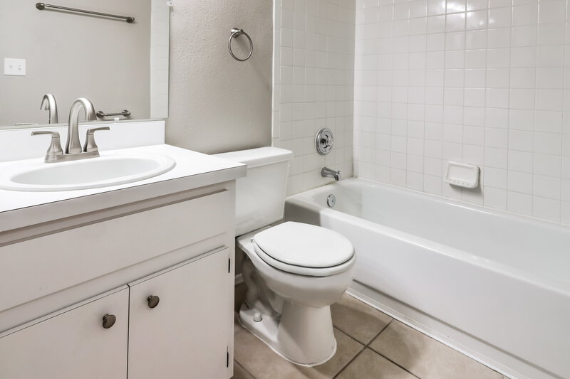 2,135/Mo, 5109 Corvette Dr Tampa, FL 33624 Bathroom View