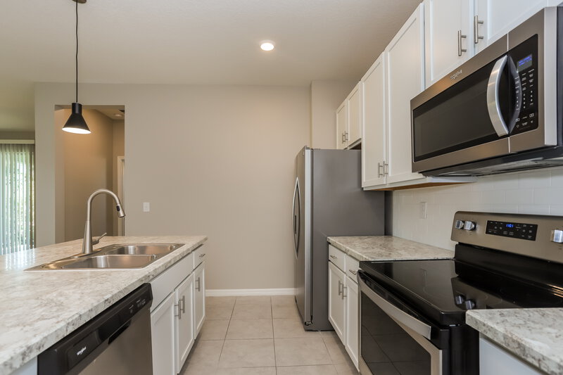 2,275/Mo, 11237 Gold Compass St Gibsonton, FL 33534 Kitchen View 2