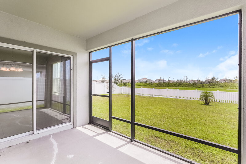 2,280/Mo, 1003 Coastal Hammock Ave Ruskin, FL 33570 Sun Room View