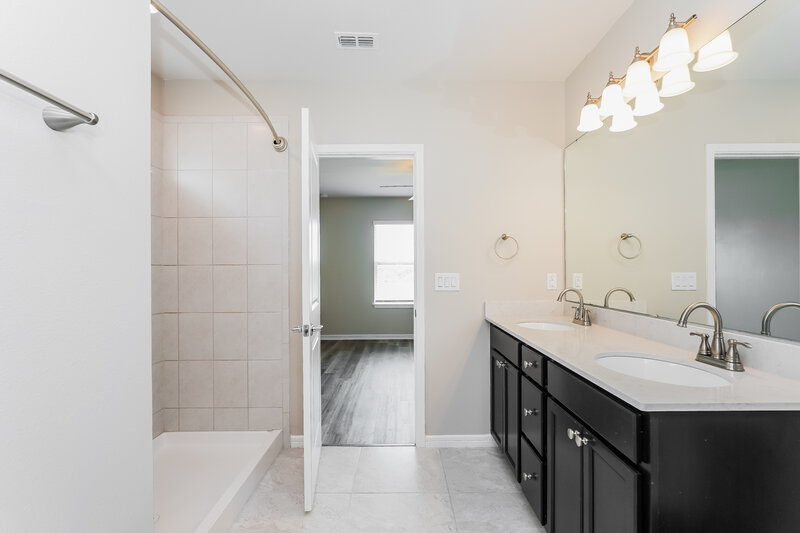 2,280/Mo, 1003 Coastal Hammock Ave Ruskin, FL 33570 Main Bathroom View