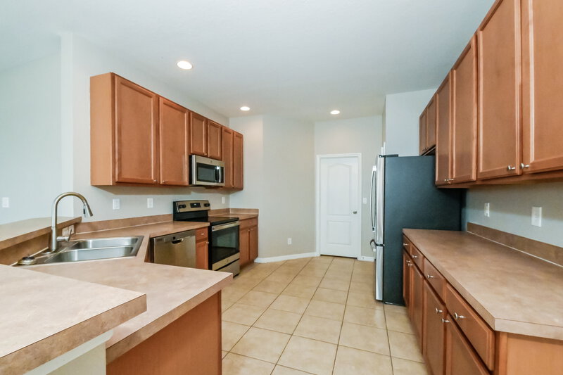 2,015/Mo, 2360 Richwood Pike Dr Ruskin, FL 33570 Kitchen View
