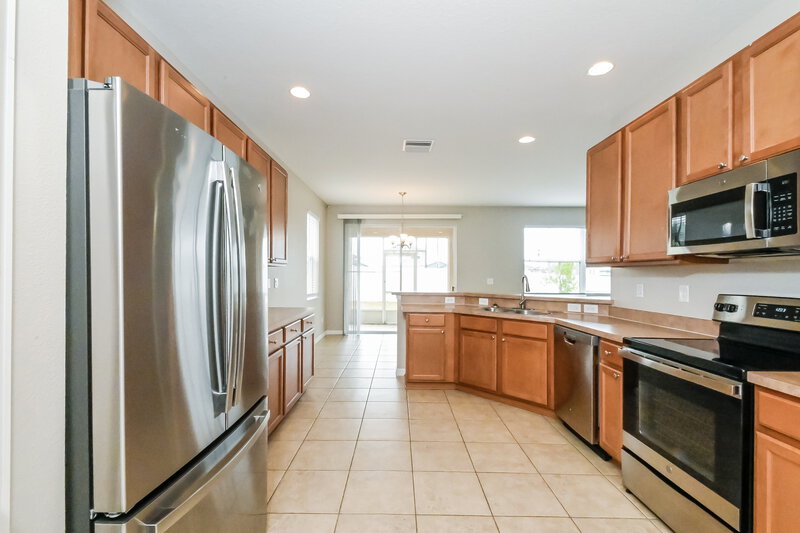 2,015/Mo, 2360 Richwood Pike Dr Ruskin, FL 33570 Kitchen View 2