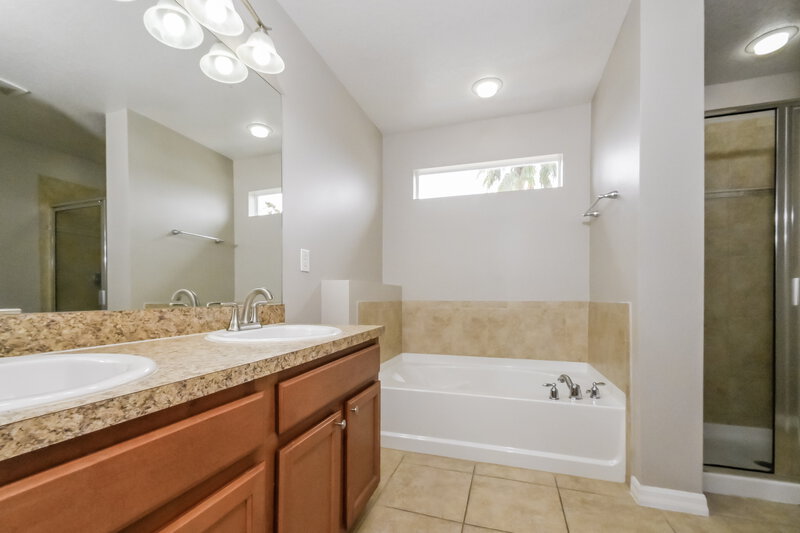 2,015/Mo, 2360 Richwood Pike Dr Ruskin, FL 33570 Main Bathroom View