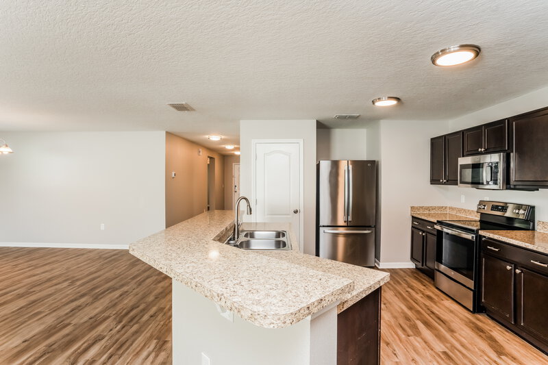 2,415/Mo, 7634 Tangle Rush Dr Gibsonton, FL 33534 Kitchen View