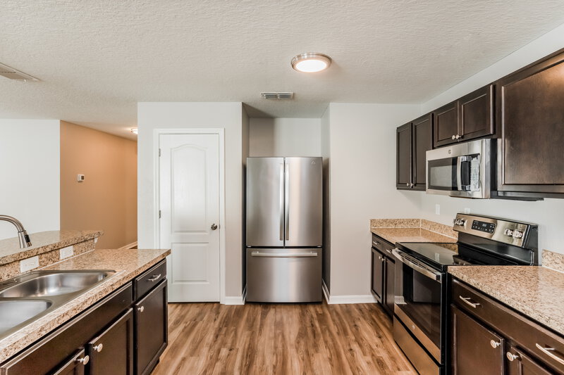 2,415/Mo, 7634 Tangle Rush Dr Gibsonton, FL 33534 Kitchen View 4