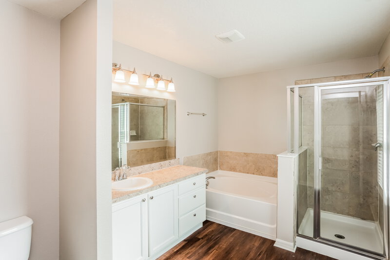 2,415/Mo, 7634 Tangle Rush Dr Gibsonton, FL 33534 Main Bathroom View