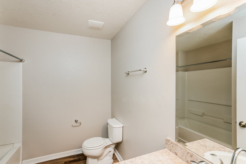 2,415/Mo, 7634 Tangle Rush Dr Gibsonton, FL 33534 Bathroom View