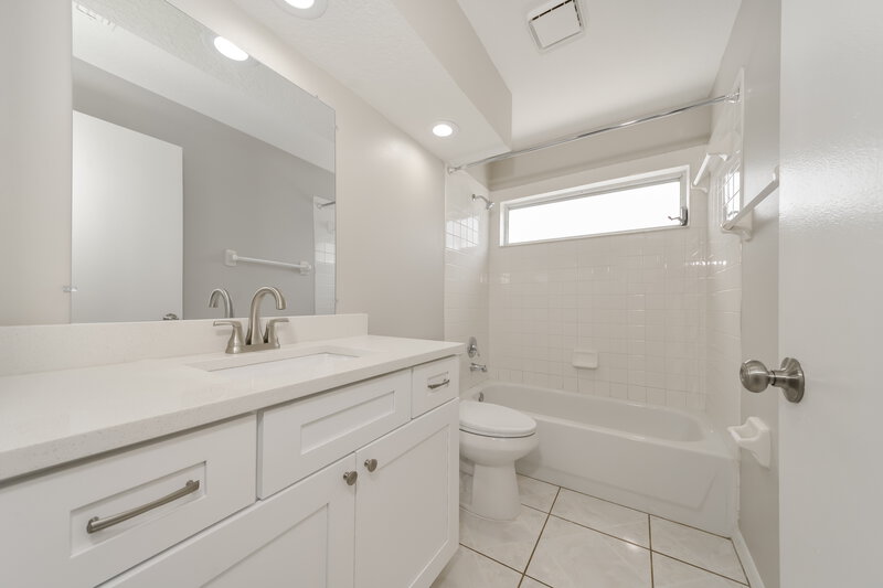 4,200/Mo, 4703 Stove Pl Valrico, FL 33596 Bathroom View