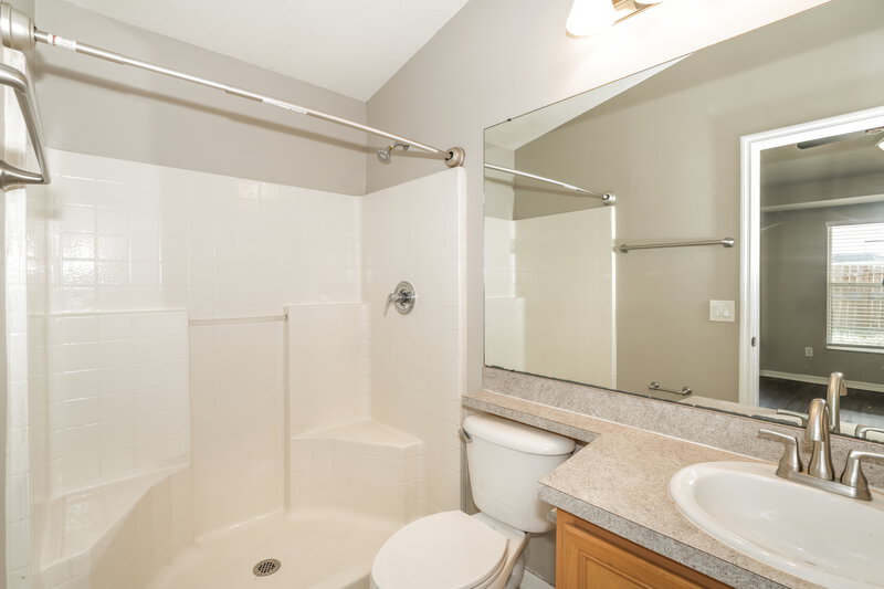 2,110/Mo, 18131 Lembrecht Way Tampa, FL 33647 Main Bathroom View