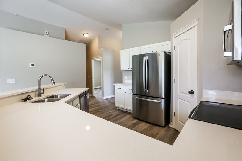 2,300/Mo, 7875 Bristol Park Dr Apollo Beach, FL 33572 Kitchen View 2