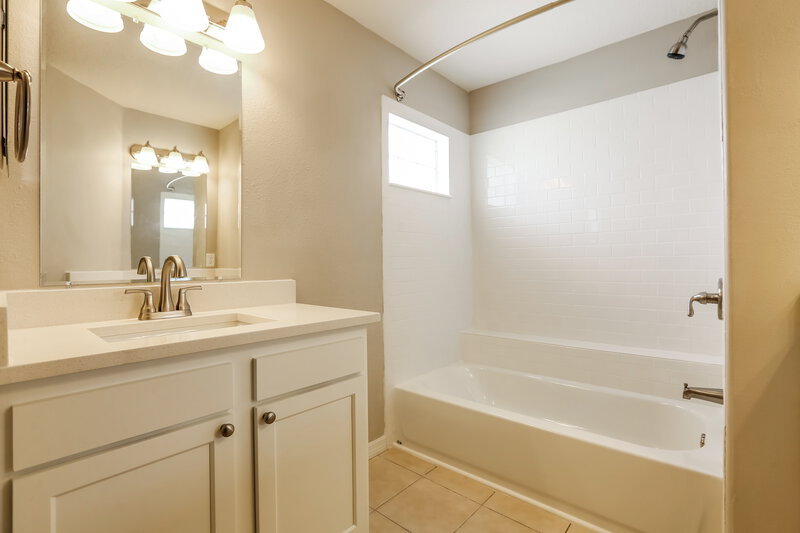 2,300/Mo, 7875 Bristol Park Dr Apollo Beach, FL 33572 Main Bathroom View