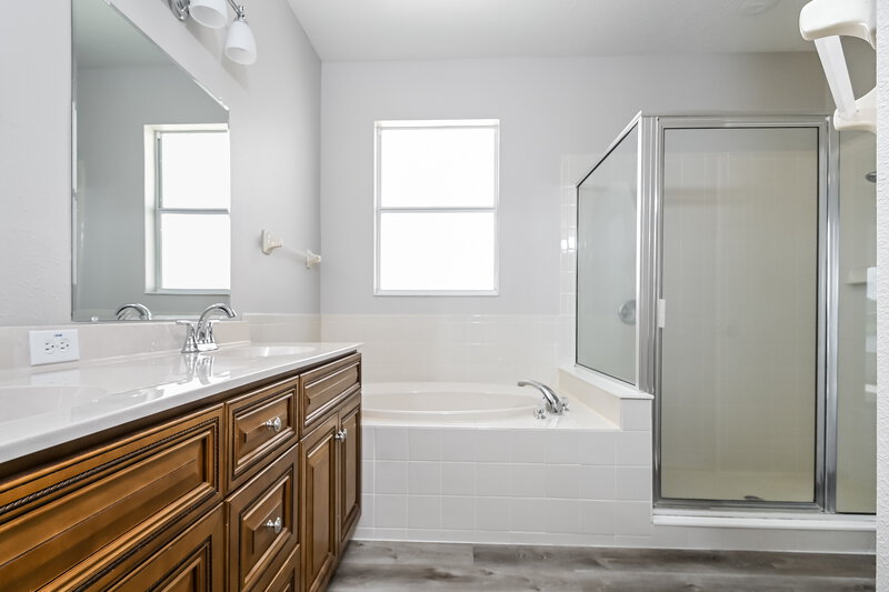4,000/Mo, 5110 Clover Mist Dr Apollo Beach, FL 33572 Main Bathroom View