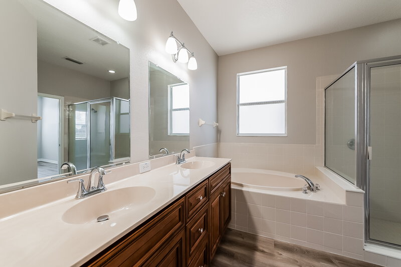2,400/Mo, 5110 Clover Mist Dr Apollo Beach, FL 33572 Main Bathroom View