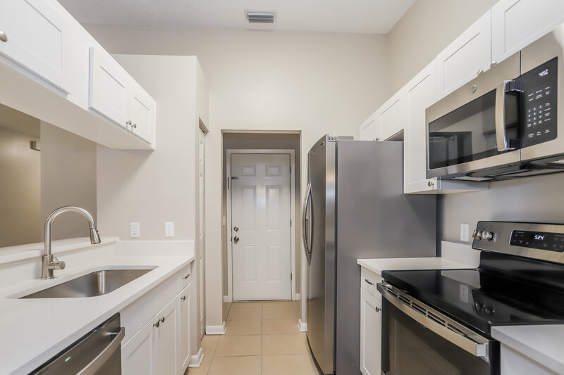 2,135/Mo, 4035 Forecast Dr Brandon, FL 33511 Kitchen View