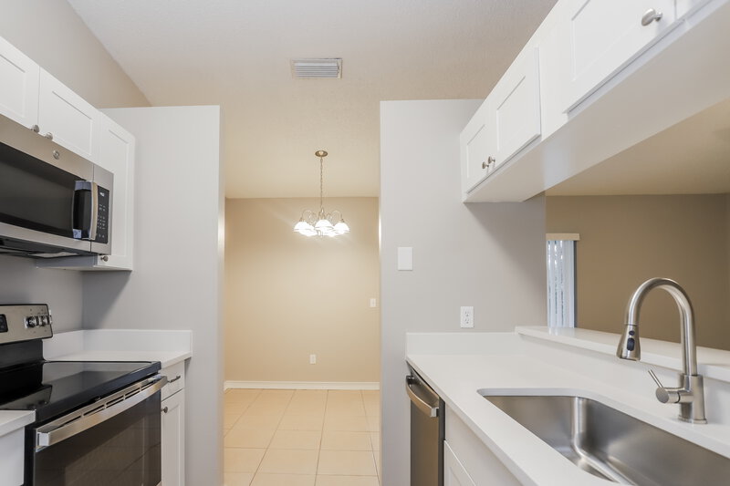 2,135/Mo, 4035 Forecast Dr Brandon, FL 33511 Kitchen View 2