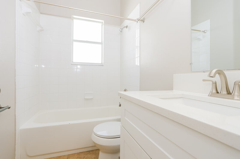 2,550/Mo, 7006 Monarch Park Dr Apollo Beach, FL 33572 Bathroom View