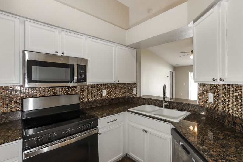 2,345/Mo, 301 Abigail Rd Plant City, FL 33563 Kitchen View 3