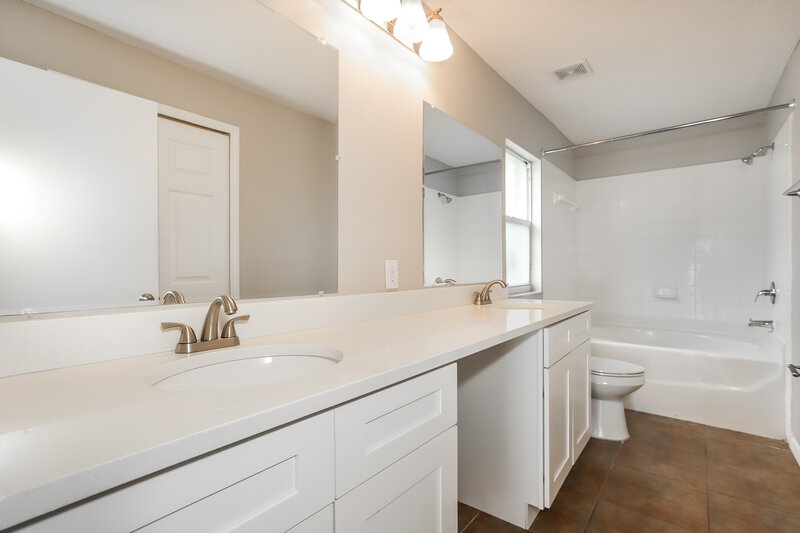 2,345/Mo, 301 Abigail Rd Plant City, FL 33563 Main Bathroom View