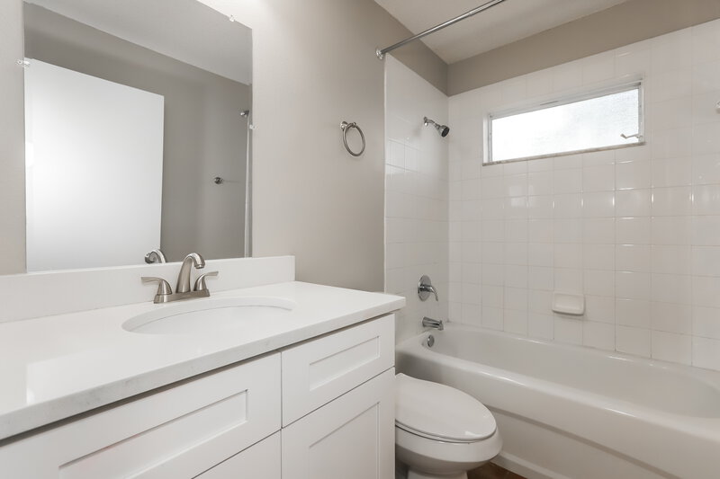 2,345/Mo, 301 Abigail Rd Plant City, FL 33563 Bathroom View