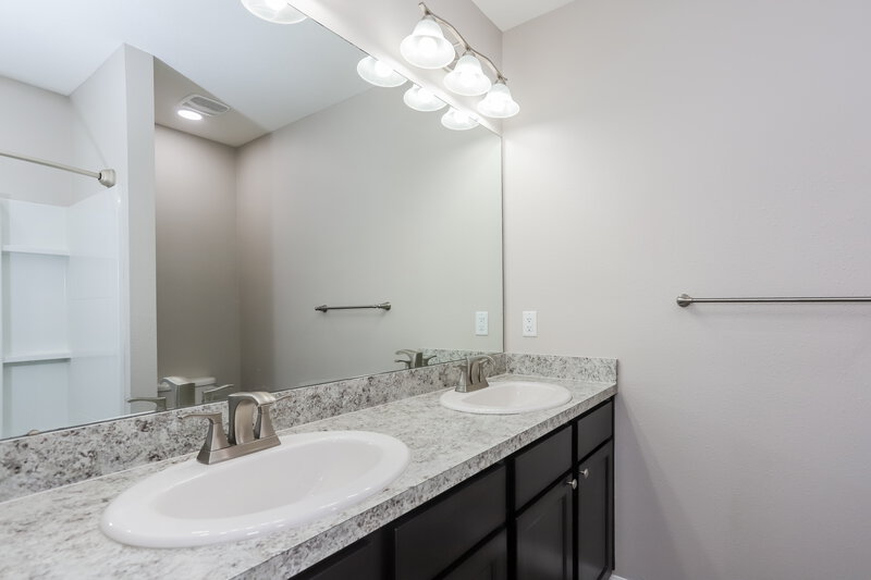 1,970/Mo, 10236 Mangrove Well Rd Sun City Center, FL 33573 Main Bathroom View