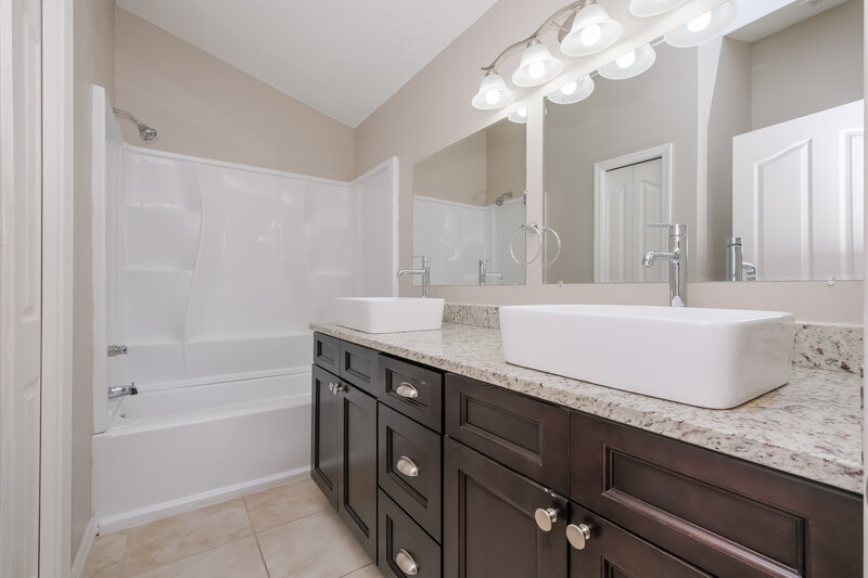 2,970/Mo, 5616 Brookdale Way Tampa, FL 33625 Main Bathroom View