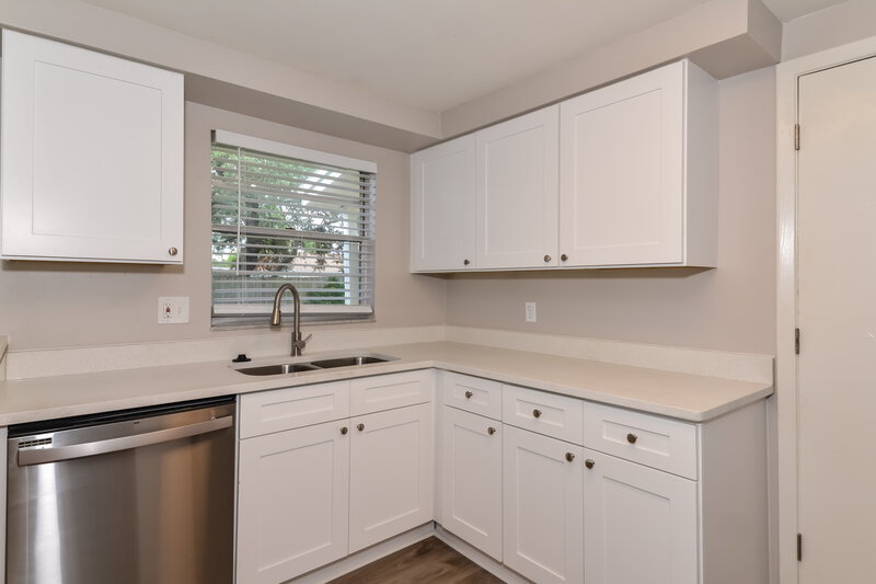 3,540/Mo, 904 Briarcliff Dr Valrico, FL 33594 Kitchen View 2