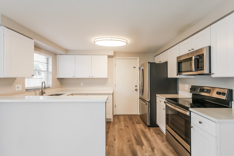 1,995/Mo, 904 Briarcliff Dr Valrico, FL 33594 Kitchen View 2
