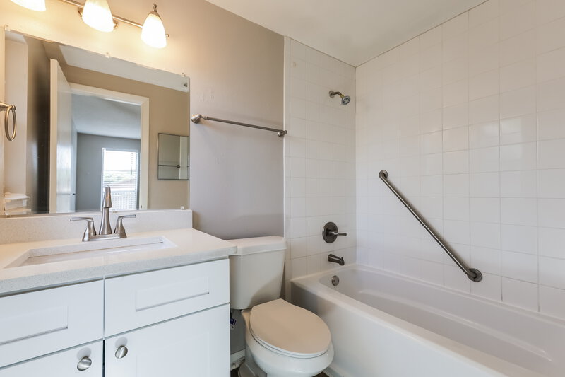 1,995/Mo, 904 Briarcliff Dr Valrico, FL 33594 Main Bathroom View