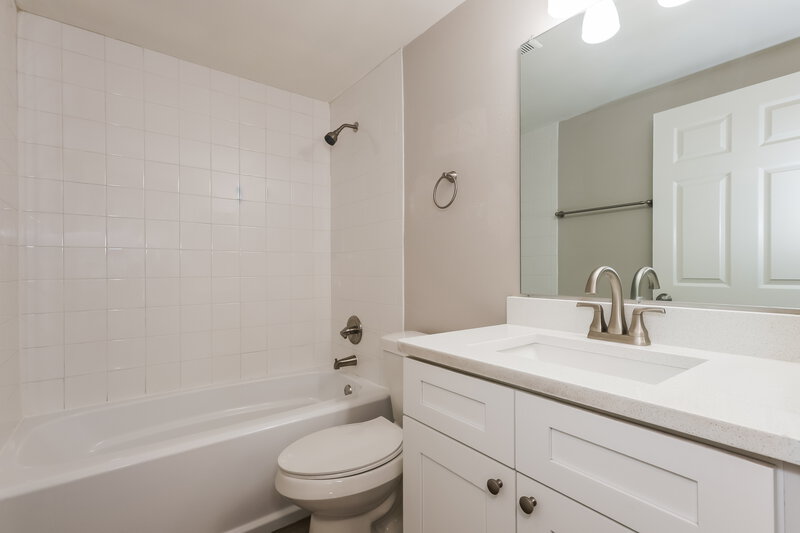 1,995/Mo, 904 Briarcliff Dr Valrico, FL 33594 Bathroom View