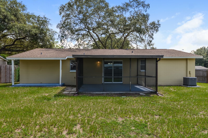 3,540/Mo, 904 Briarcliff Dr Valrico, FL 33594 Rear View