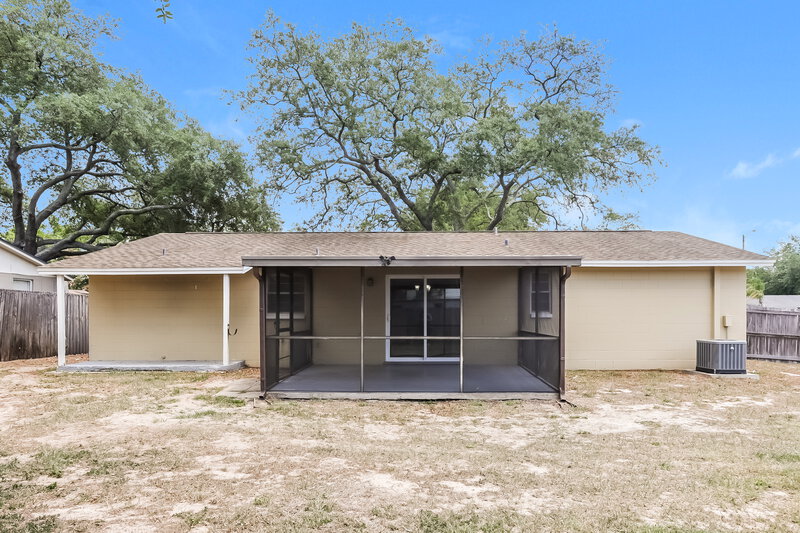 1,995/Mo, 904 Briarcliff Dr Valrico, FL 33594 Rear View