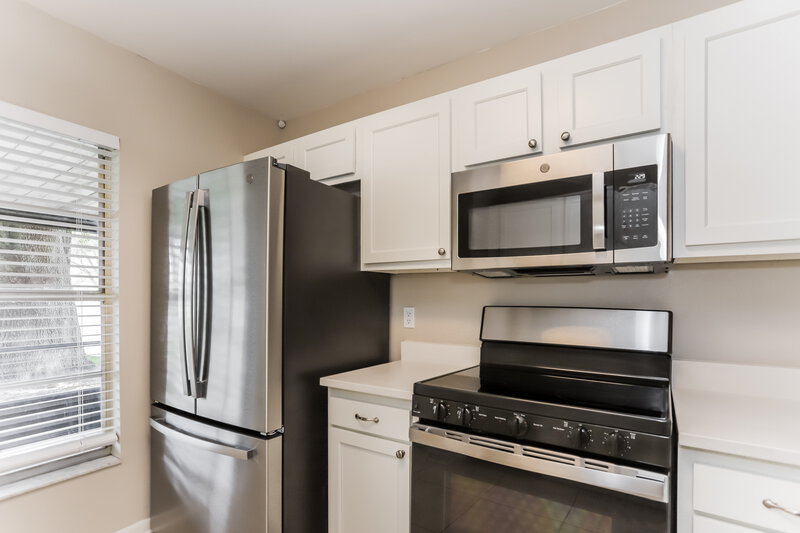 2,205/Mo, 24904 Silversmith Dr Lutz, FL 33559 Kitchen View 2