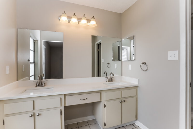 2,205/Mo, 24904 Silversmith Dr Lutz, FL 33559 Main Bathroom View