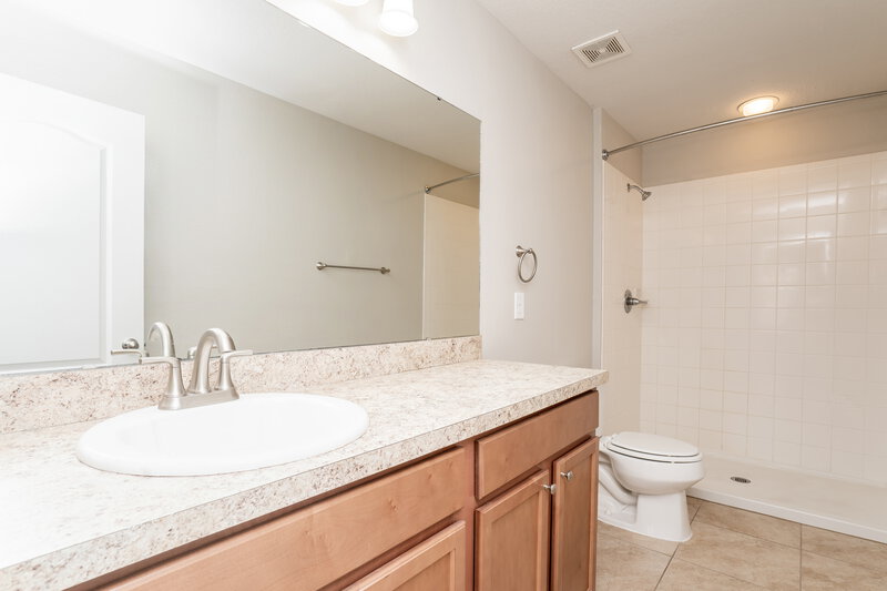 2,195/Mo, 11921 Grand Kempston Dr Gibsonton, FL 33534 Main Bathroom View